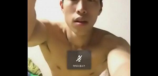  AMATEUR VIDEO  LONG DICK MUSCULAR KOREAN GAY FUN ON BED 0001